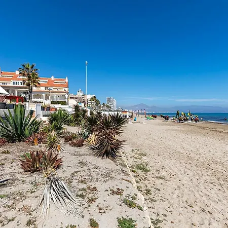 Hébergement de vacances Beachfront Bliss: A Pie De Playa *